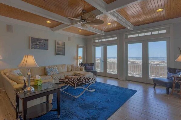 平板电视、Netflix、DVD 播放器、流媒体服务