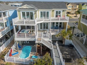 Un immeuble à plusieurs étages doté d’une piscine, de balcons et d’une terrasse.