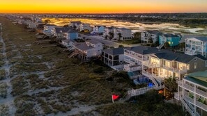 Zona residencial costera con casas que tienen balcones y vistas al agua.