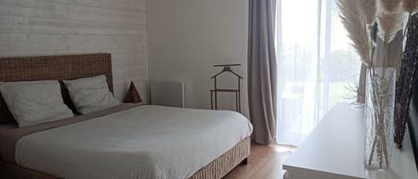 1 habitación, tabla de planchar con plancha, wifi gratis y ropa de cama