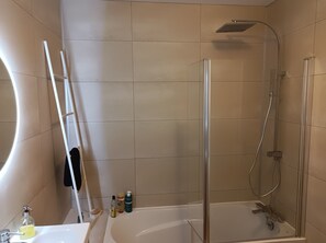 Haartrockner, Handtücher, Seife, Shampoo