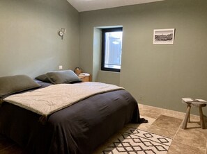 4 عدّة غرف نوم ومكواة/لوح كي وسرير سفر وواي فاي