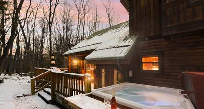 Jamesons Cabin! 8 Minutes to Wisp! Hot Tub! Fire Pit! Arcade! Pets! EV Charger!