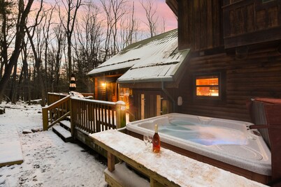 Jamesons Cabin! 8 Minutes to Wisp! Hot Tub! Fire Pit! Arcade! Pets! EV Charger!