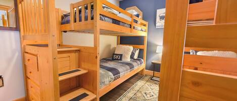 書桌、隔音、熨斗/熨衫板、可攜式嬰兒床