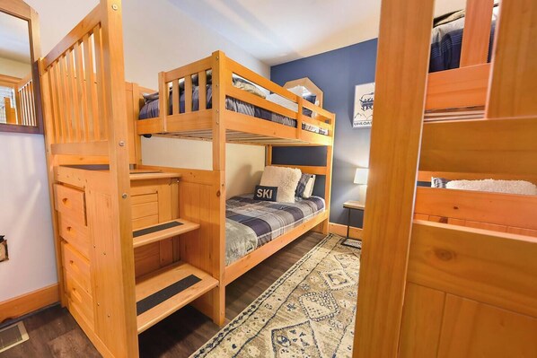 4 chambres, bureau, chambres insonorisées, fer et planche à repasser