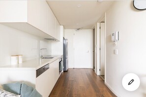 雪櫃、微波爐、焗爐、爐具