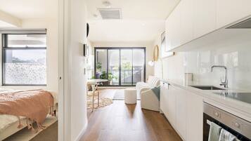 1 dormitori, planxa i posts de planxar i un bressol de viatge