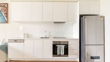 Frigorífico, microondas, horno y placa de cocina