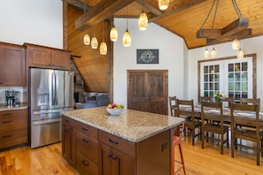 Interior - S AVL, hot tub, 3x Kings, close to Biltmore (Fletcher)