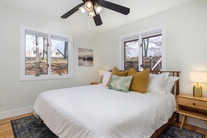 5 bedrooms, desk, iron/ironing board, travel cot