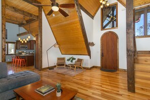 Smart-tv, een open haard, videospelletjes en boeken