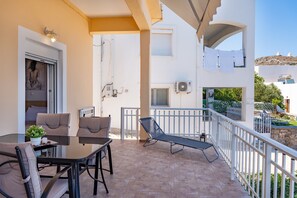 Outdoor dining - Apartment "Anna House" with Sea View, Garden & Wi-Fi (Panteli)