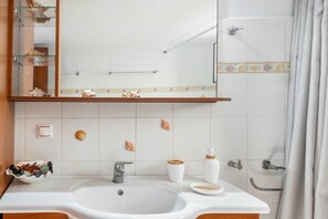 Shower, hair dryer, towels - Apartment "Anna House" with Sea View, Garden & Wi-Fi (Panteli)