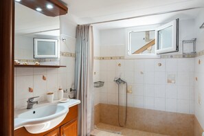 Shower, hair dryer, towels - Apartment "Anna House" with Sea View, Garden & Wi-Fi (Panteli)