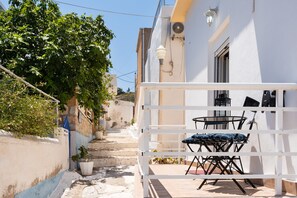 Outdoor dining - Apartment "Anna House" with Sea View, Garden & Wi-Fi (Panteli)