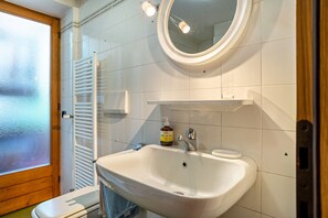 Bathtub, free toiletries, hair dryer, towels - Holiday Home 'Magda' with Mountain View, Private Garden and Balcony (Tesero Tn)