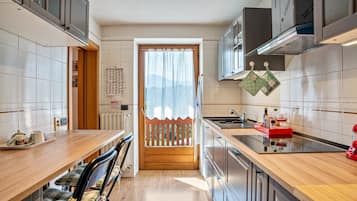 Frigorifero, microonde, forno, piano cottura