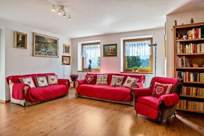 Una televisión, una chimenea, un reproductor de DVD