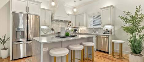 Refrigerador, microondas, horno y parrilla de estufa