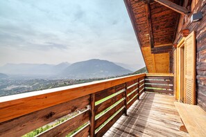 Property grounds - Holiday Home 'Mutlechnerhof' with Mountain View, Private Terrace and Wi-Fi (Caines)