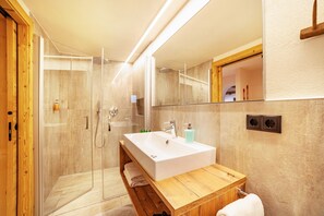 Bathtub, hair dryer, towels - Holiday Home 'Mutlechnerhof' with Mountain View, Private Terrace and Wi-Fi (Caines)