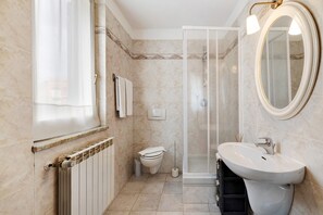 Een bad, een haardroger, handdoeken