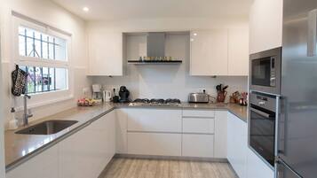 Réfrigérateur, micro-ondes, plaque de cuisson, lave-vaisselle