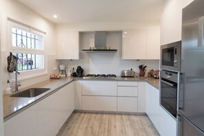 Fridge, microwave, stovetop, dishwasher