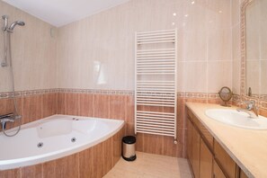 Baignoire, sèche-cheveux