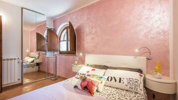 1 habitación, tabla de planchar con plancha, wifi gratis y ropa de cama