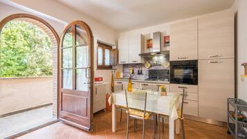 Kjøleskap, ovn, kokeplater og kaffetrakter/tekoker