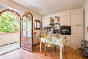 Fridge, oven, stovetop, coffee/tea maker - Apartment 'Fortilizio Di Campiglia Il Pero' with Pool and Shared Terrace (Rapolano Terme)