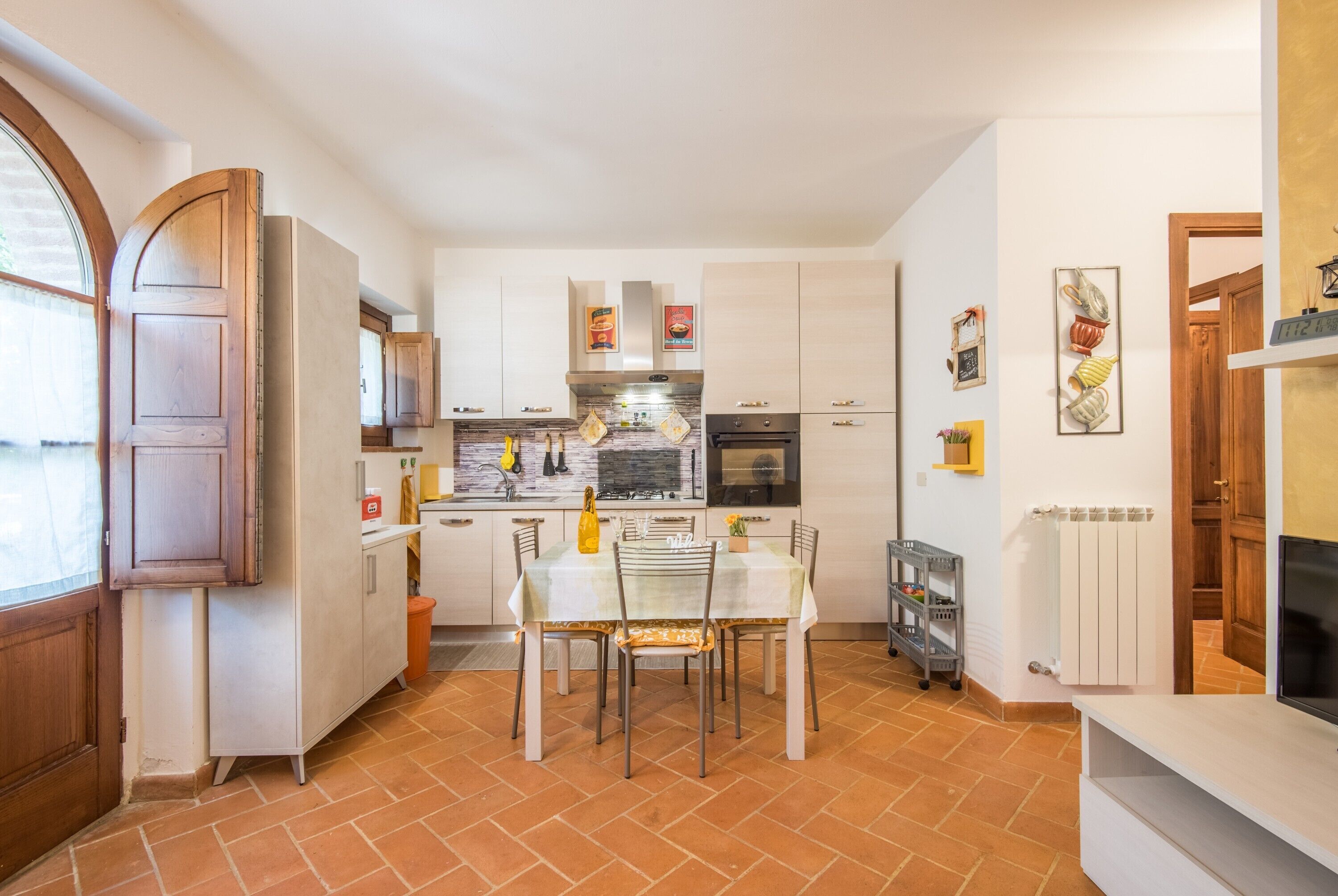 Refrigerador, horno, parrilla de estufa y cafetera y tetera 