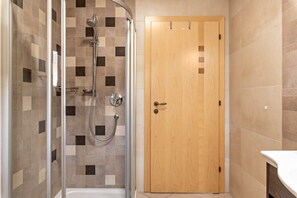 Dusche, kostenlose Toilettenartikel, Haartrockner, Handtücher