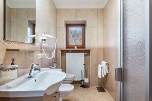 Suihku, ilmaiset hygieniatuotteet, hiustenkuivaaja, pyyhkeet