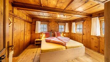 4 bedrooms, free WiFi, bed sheets