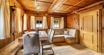 Ferienhaus "Engele" mit Bergblick, Privatem Garten und WLAN