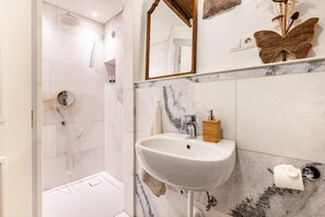 Dusche, kostenlose Toilettenartikel, Haartrockner, Handtücher