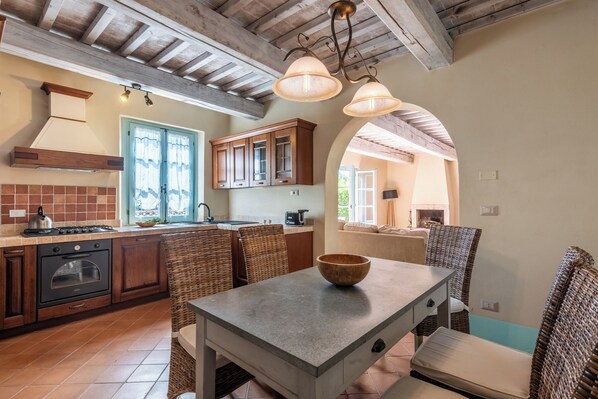 雪櫃、微波爐、焗爐、爐具