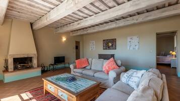 Televisión, chimenea