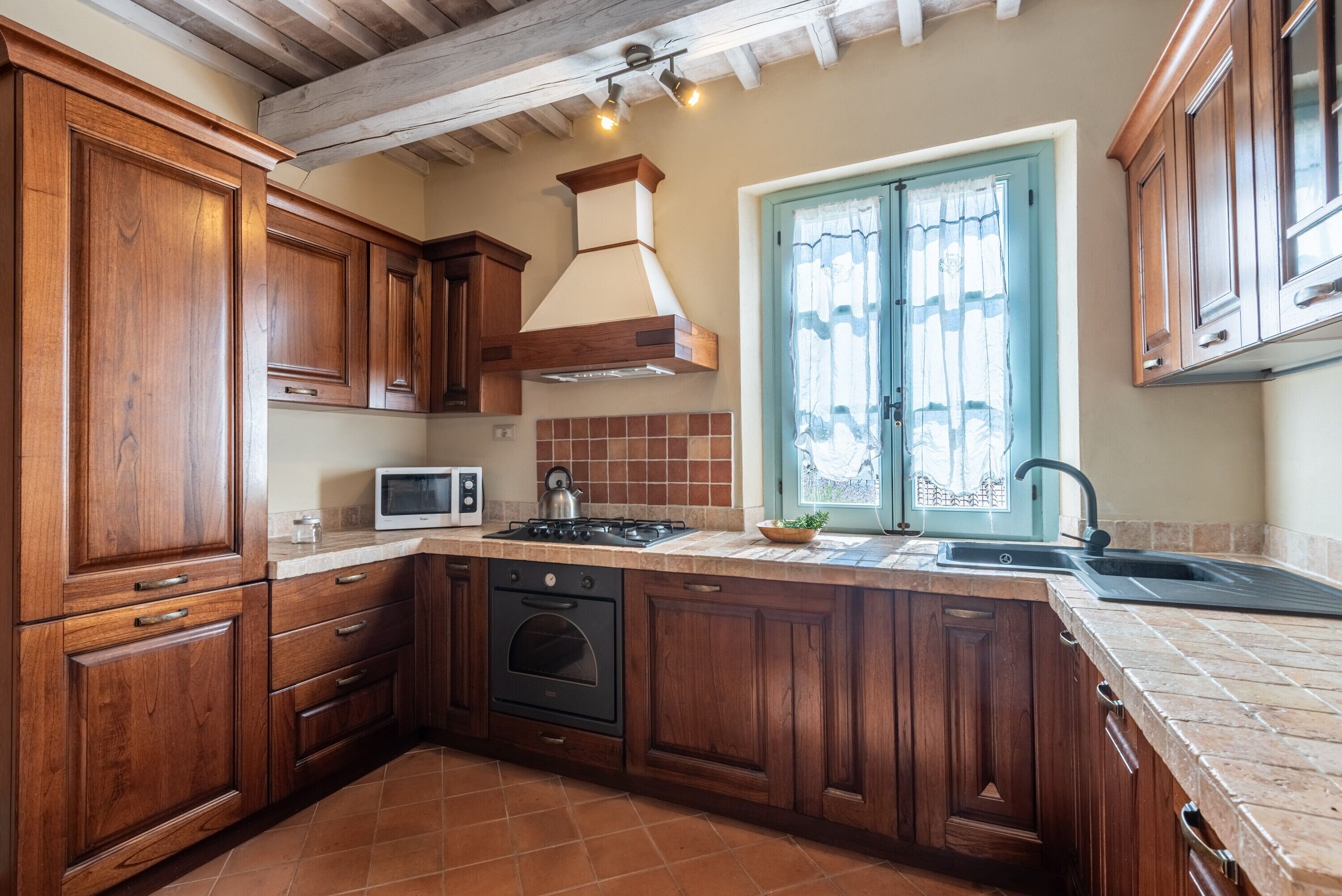 Kylskåp, mikrovågsugn, ugn och spishäll