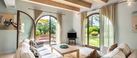 Fernseher, Kamin, DVD-Player, Stereoanlage