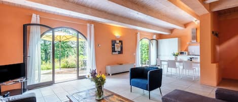 Una televisión, una chimenea