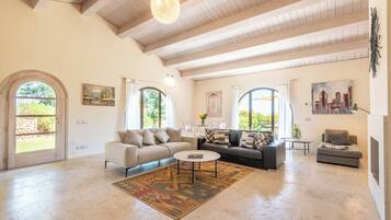 TV, lareira, DVD player, aparelho de som