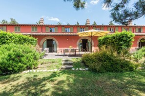 Exterior - Apartment In A Hotel "Villa Salvia" with Shared Pool, Private Terrace & Wi-Fi (Trequanda)
