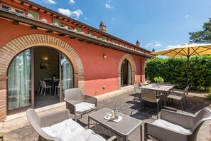 Outdoor dining - Apartment In A Hotel "Villa Salvia" with Shared Pool, Private Terrace & Wi-Fi (Trequanda)
