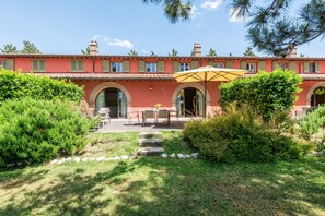 Exterior - Apartment In A Hotel "Villa Salvia" with Shared Pool, Private Terrace & Wi-Fi (Trequanda)