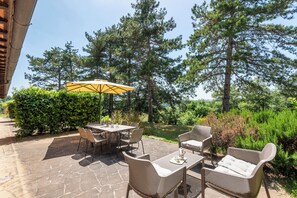 Outdoor dining - Apartment In A Hotel "Villa Salvia" with Shared Pool, Private Terrace & Wi-Fi (Trequanda)