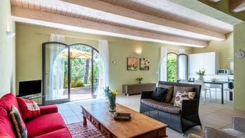 Fernseher, Kamin, DVD-Player, Stereoanlage